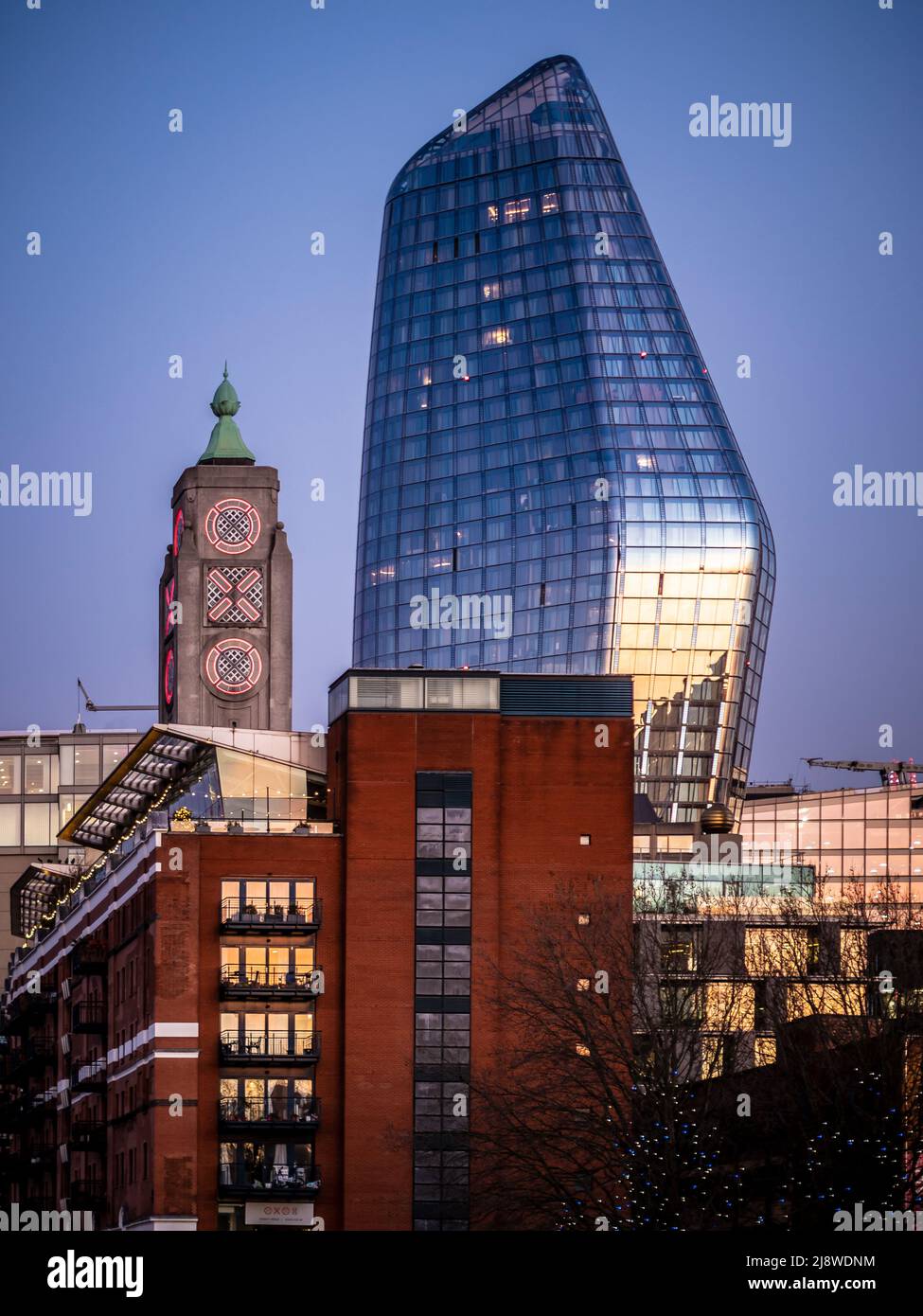 Al tramonto l'architettura mista di uno dei Blackfriars (soprannominato il Vase) e la torre dell'osso. Londra Foto Stock