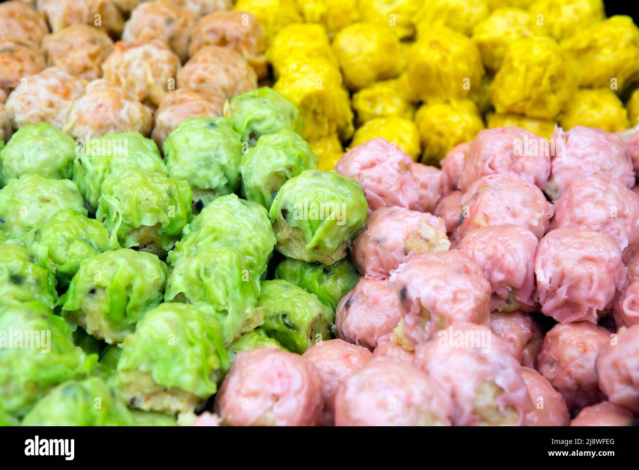 Sistemazione di gnocchi cinesi dim sum in un vaporetto. Il dim sum e' uno stile di cucina Cantonese preparata come piccole porzioni di tradizione gastronomica Foto Stock