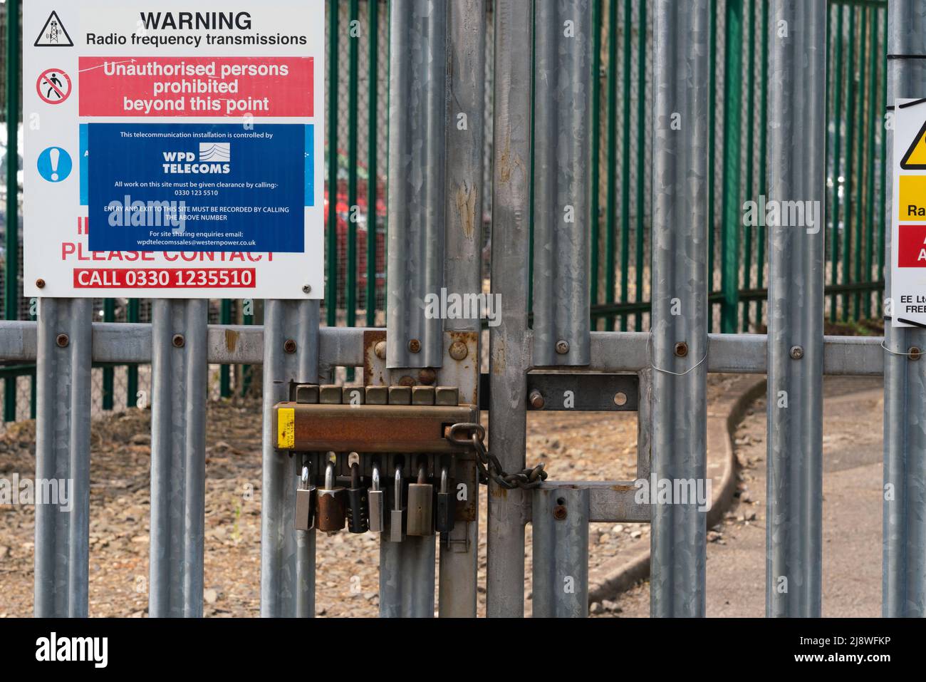 Sicurezza elevata, lucchetti 7 x, paranoia, numero di lucchetti, lucchetti ponte, lucchetti ornamentali d'amore, che ama questi cancelli, sottostazione elettrica, bar sicuro Foto Stock