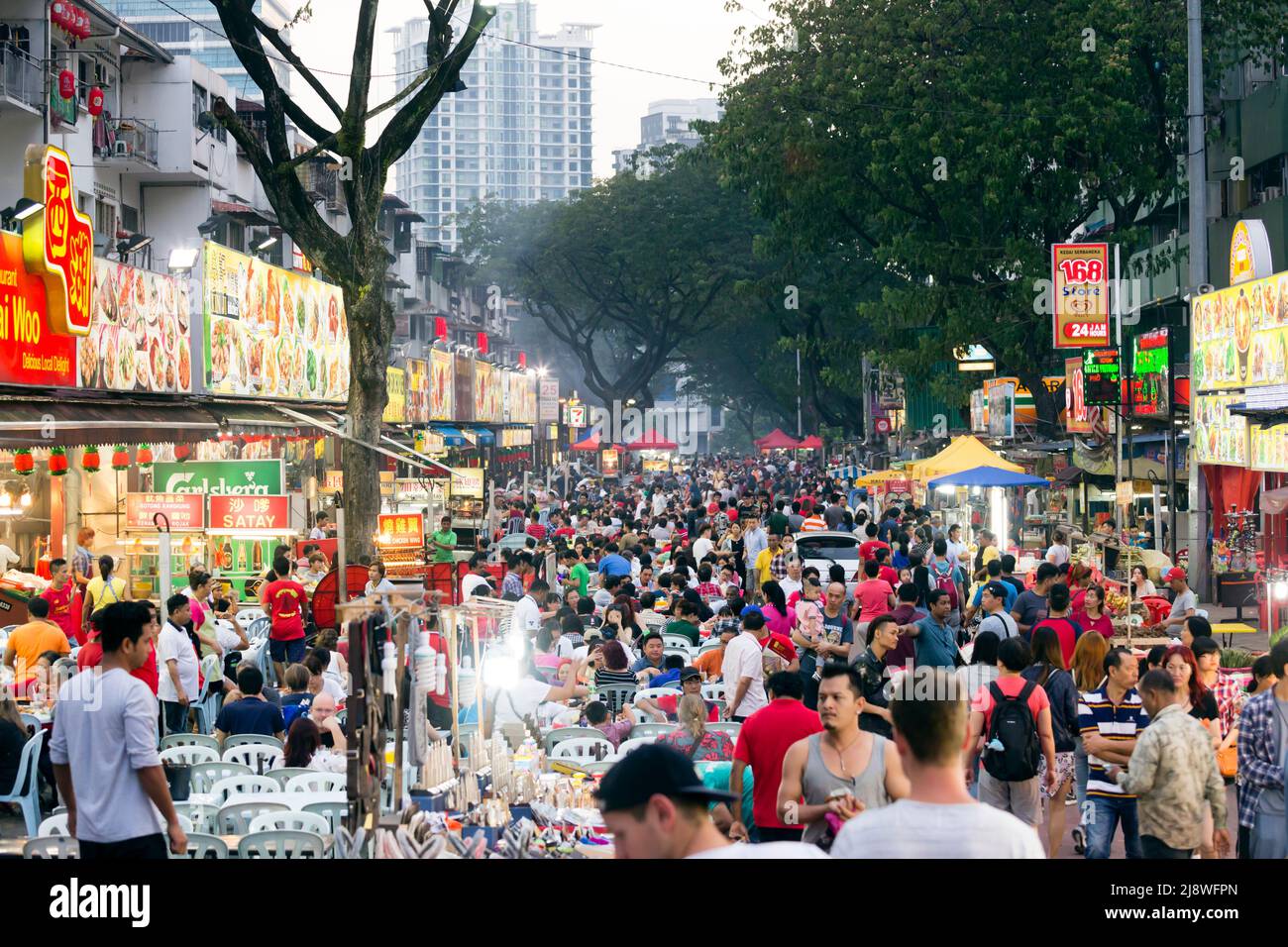 Kuala Lumpur; Malesia - Gennaio 28; 2017: Scena di strada di Jalan Alor una popolare zona di cibo e ristoranti di notte situato nella zona di Bukit Bintang di Kuala Lumpur Foto Stock