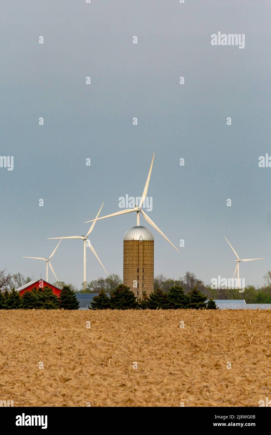 Port Austin, Michigan - turbine eoliche, parte della fattoria eolica Deerfield, sul terreno agricolo nel Thumb del Michigan. Foto Stock