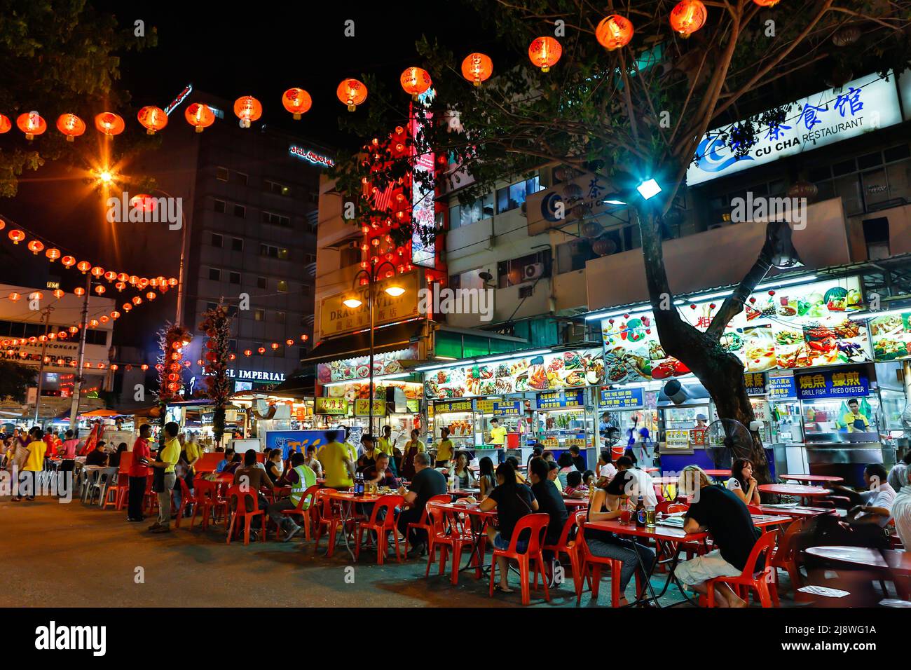 Kuala Lumpur; Malesia - 2 dicembre 2015: Scena di strada di Jalan Alor un popolare cibo e zona di ristorazione di notte situato nella zona di Bukit Bintang di Kuala Lumpur Foto Stock