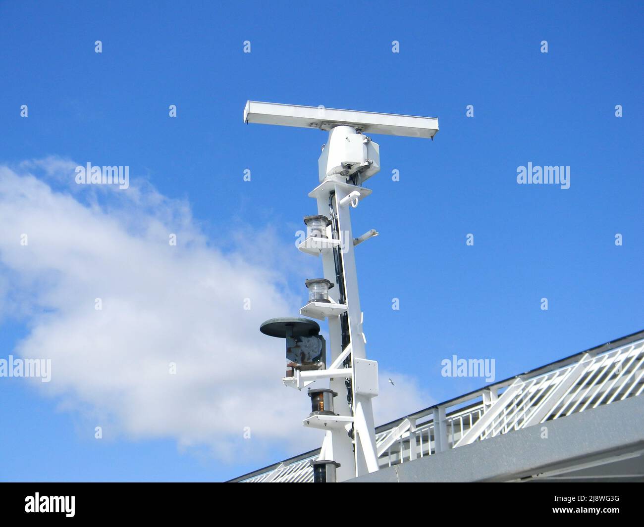 Maarianhamina / Finlandia - 16 MAGGIO 2022: Primo piano di un radar marino contro un cielo azzurro Foto Stock