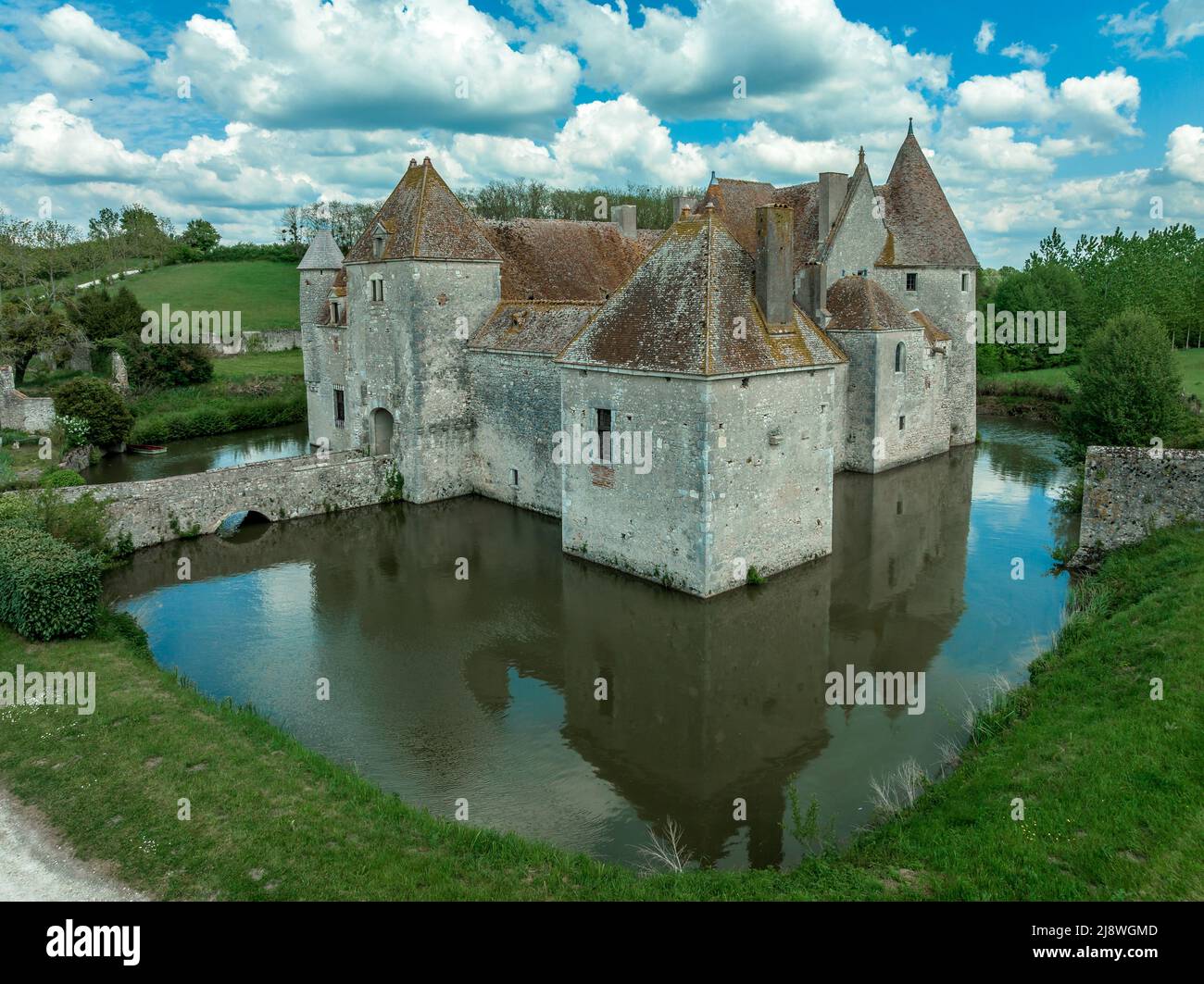 Veduta aerea del castello d'acqua Buranlure nel mezzo di un prato verde lussureggiante nella valle della Loira Foto Stock