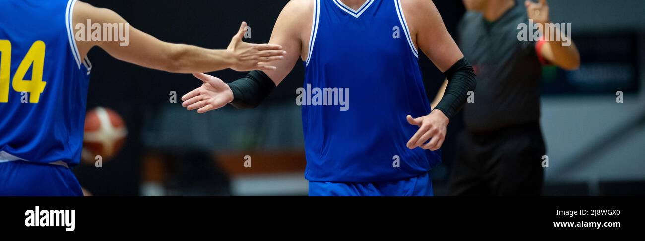 Giocatori di basket in azione. Banner art concept. Poster a tema sportivo orizzontale, biglietti d'auguri Foto Stock