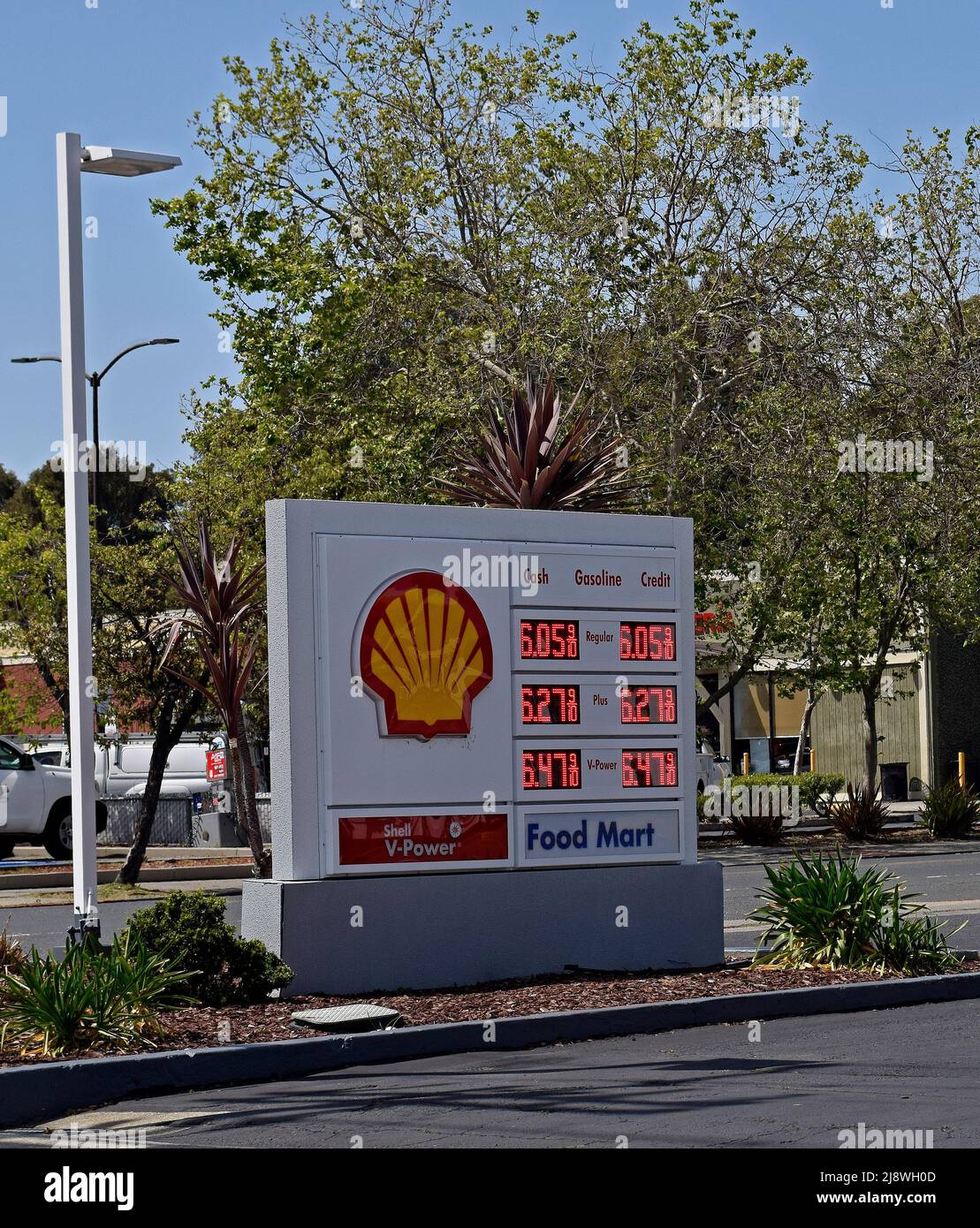 I prezzi della pompa della stazione di benzina della conchiglia in California Foto Stock