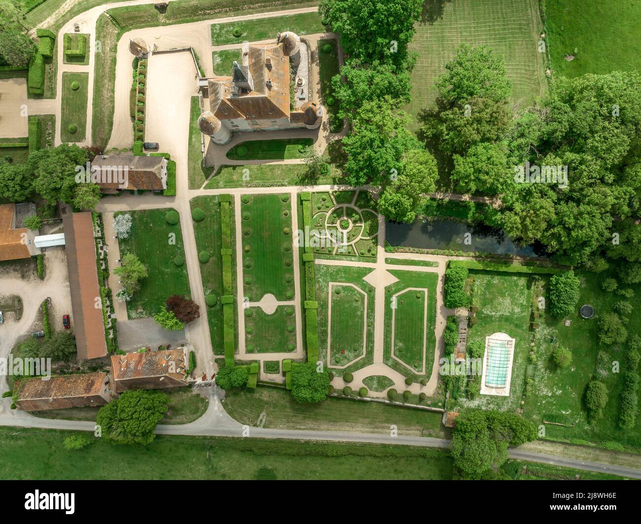 Veduta aerea del castello medievale francese di Beauvoir restaurato con ponte, torri, prato curato e giardino Foto Stock