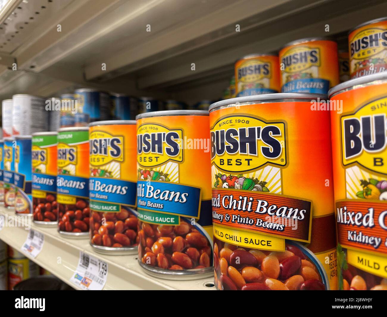 Grovetown, GA USA - 12 01 21: Scaffale del negozio di fagioli Chili Bushs Foto Stock