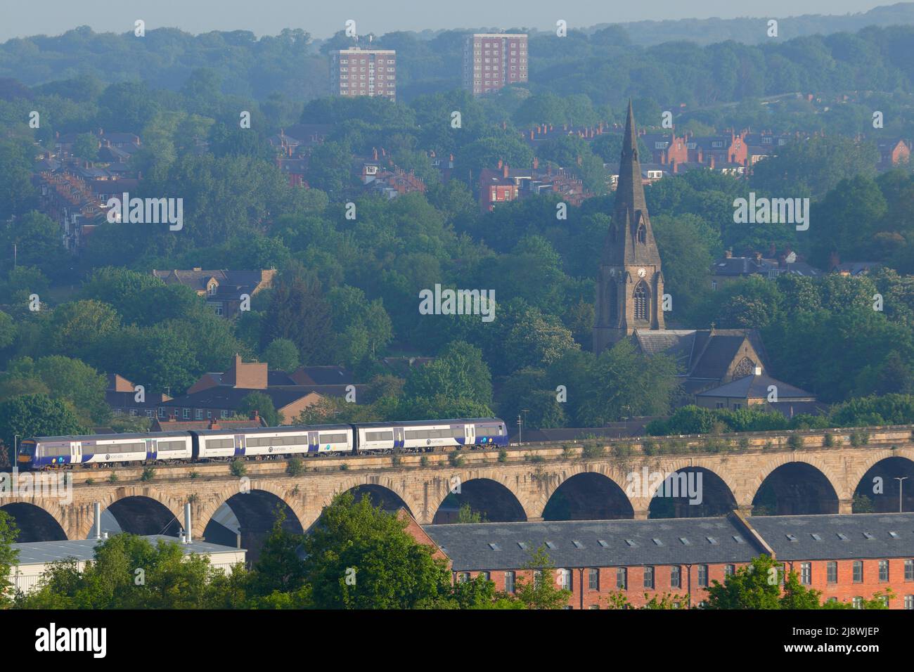 Un treno che si aggirava su Kirkstall Road Viaduct a Leeds, West Yorkshire Foto Stock