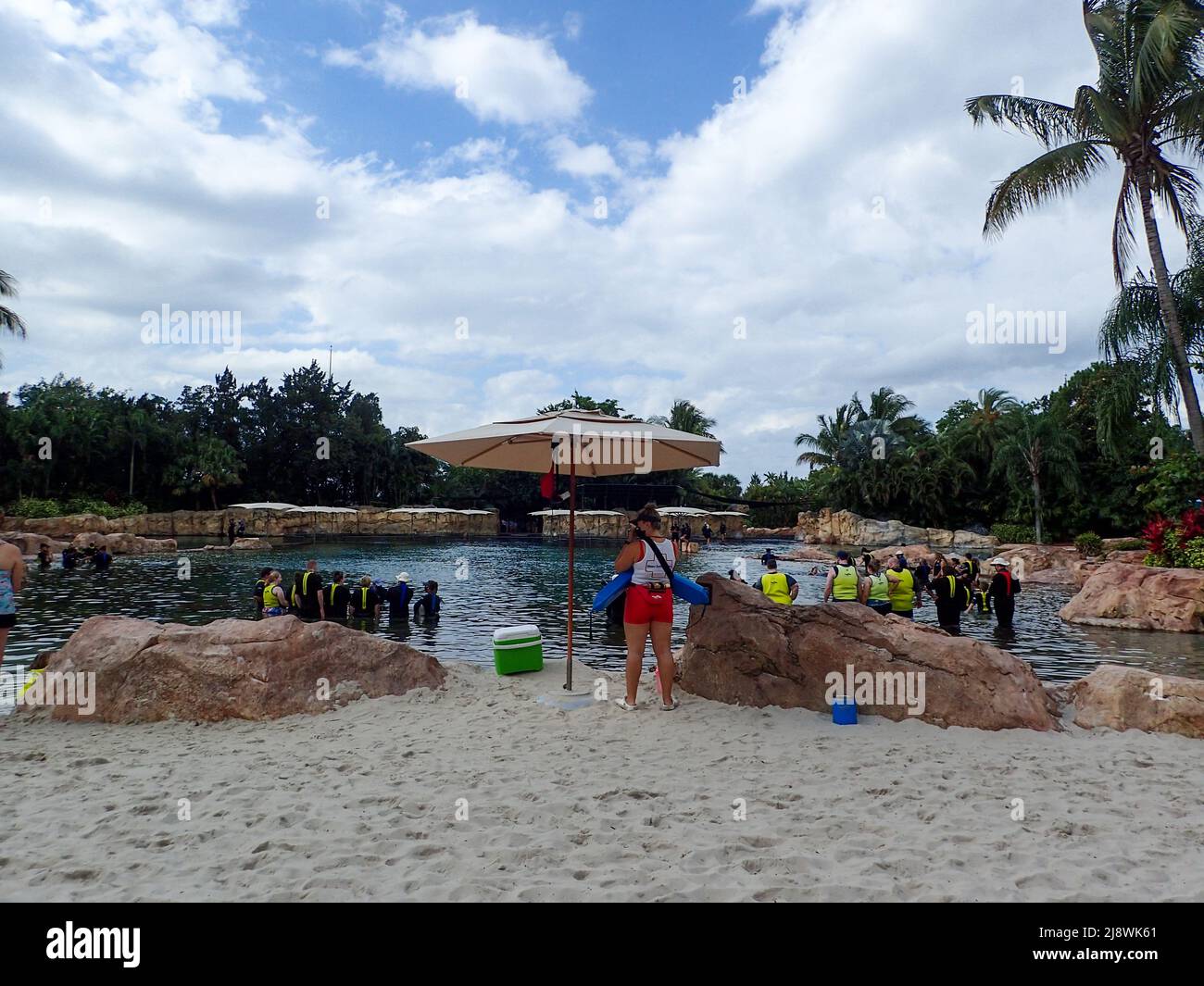 Orlando, FL USA - 21 maggio 2021: Persone che partecipano a un incontro con i delfini al Discovery Cove Seworld. Foto Stock