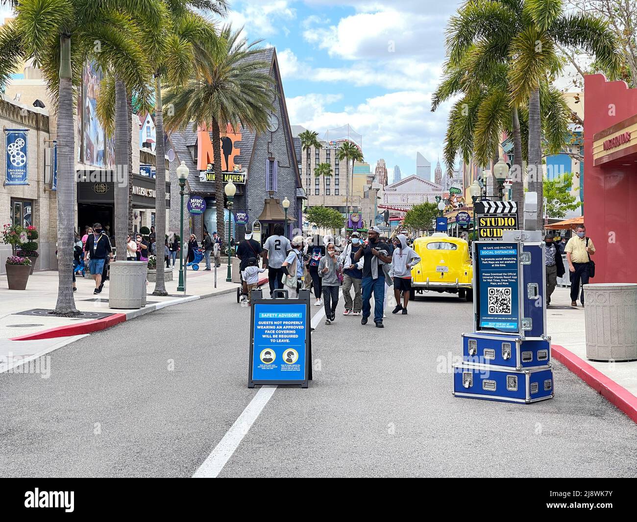 Orlando,FL USA-3 Aprile 2021: Persone che camminano intorno al parco a tema Universal Studios Resort. Foto Stock