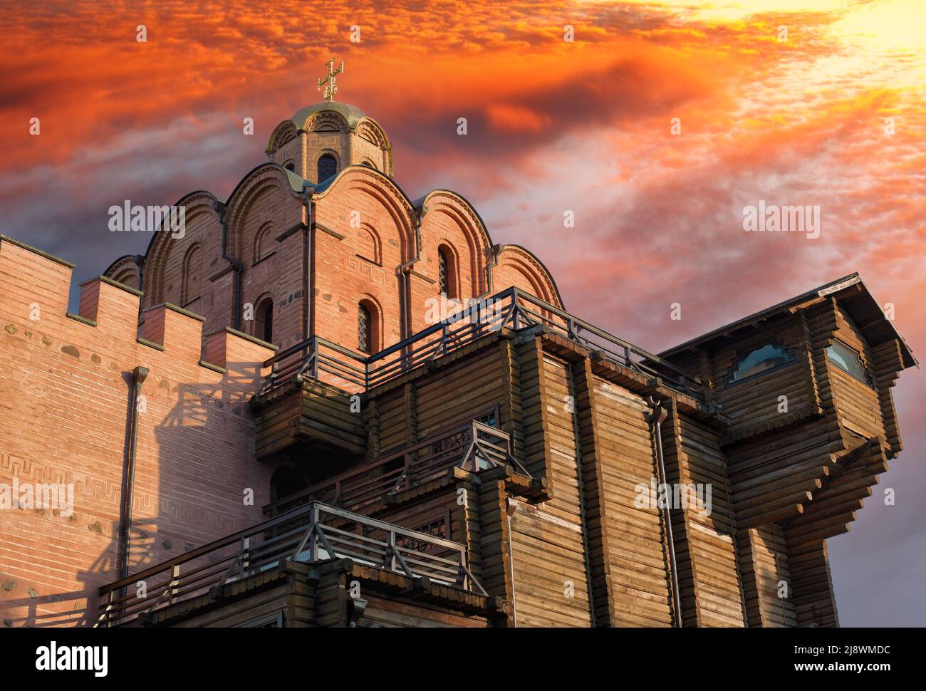 Antica porta d'Oro con una cupola della Chiesa dell'Annunciazione a Kiev contro un suggestivo cielo serale. Capitale dell'Ucraina - la città di Kiev Foto Stock