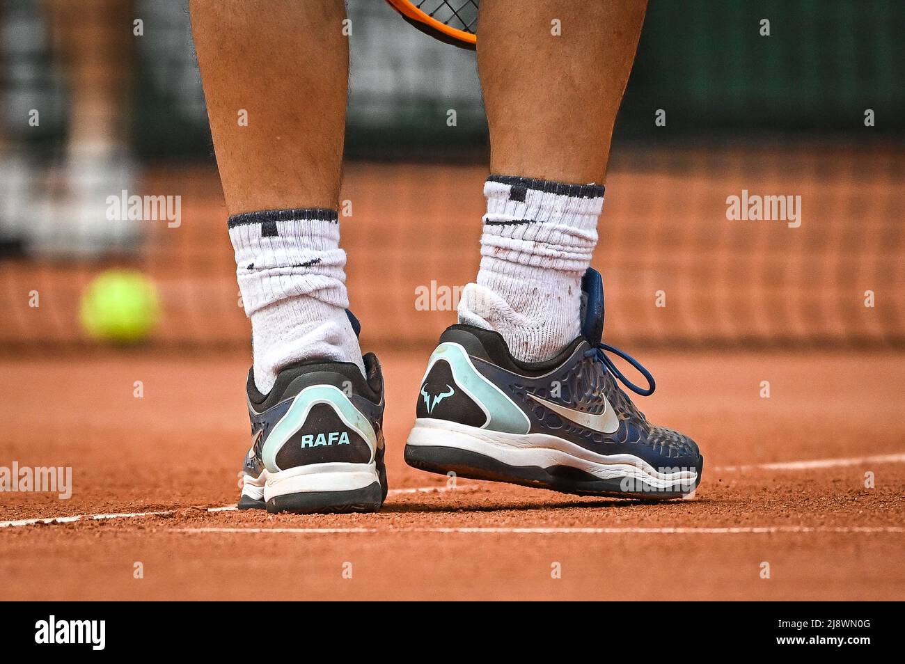Dettaglio delle scarpe di Rafael NADAL di Spagna durante una sessione di  allenamento di Roland-Garros 2022, French Open 2022, Gran torneo di tennis  Slam il 18 maggio 2022 allo stadio Roland-Garros di