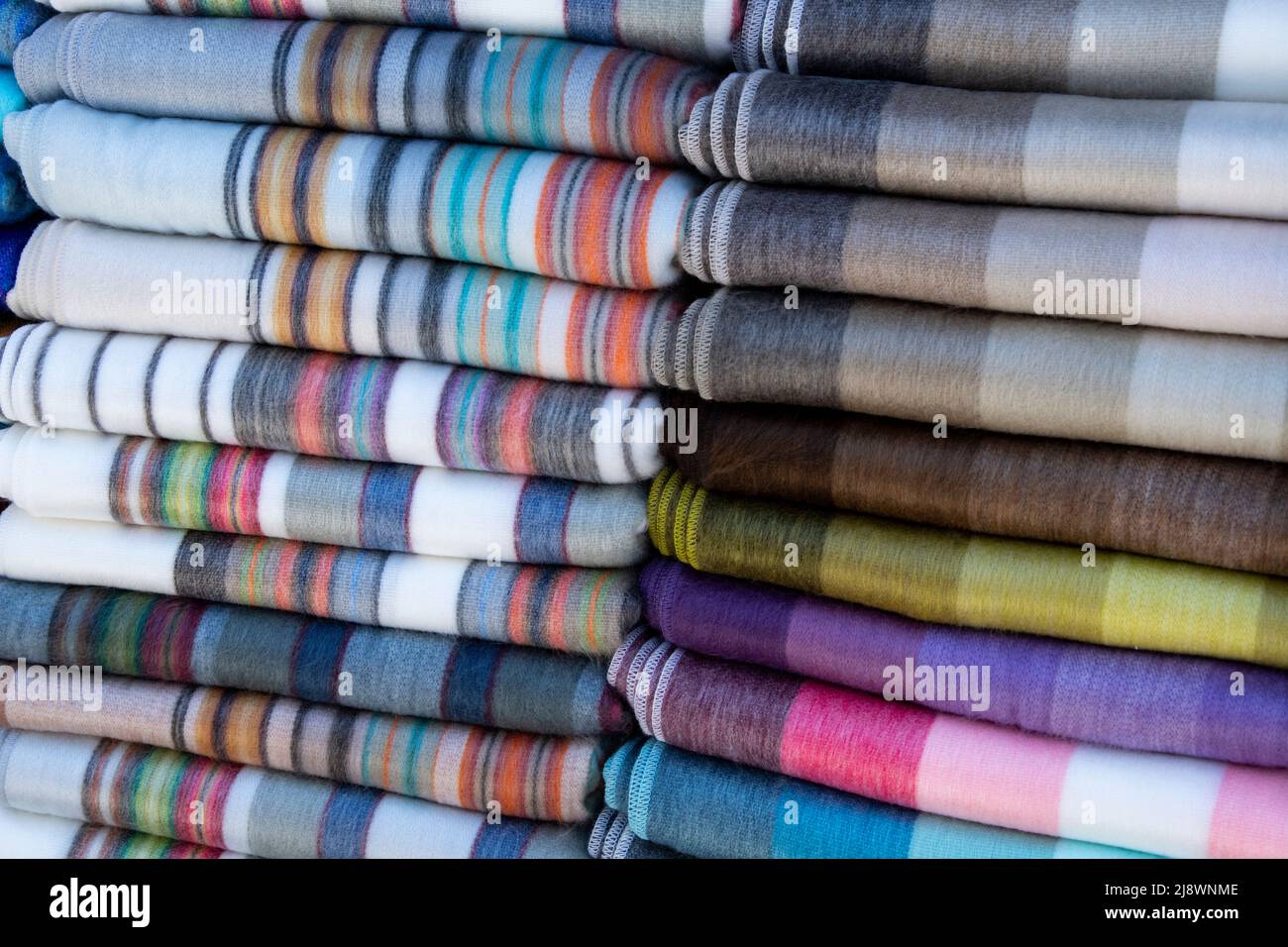 Ecuador, Quito. Mercato Otavalo. Tessuti ecuadoriani tradizionali. Sciarpe tipiche in misto di alpaca intrecciata. Foto Stock