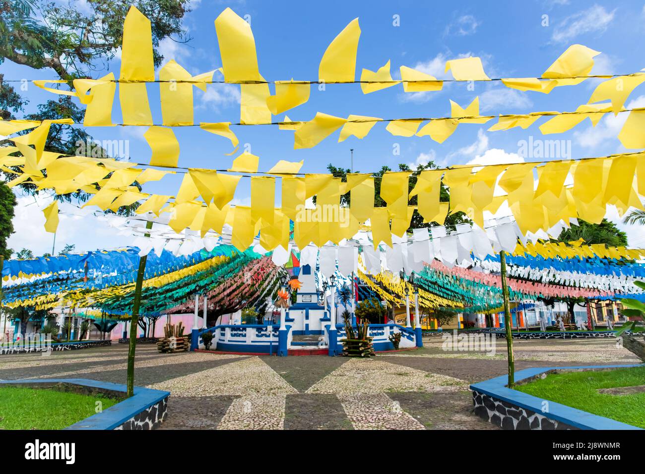 Vista di una piazza decorata per la Festa Junina de Sao Joao nella città di Taperoa in Bahia, Brasile. Foto Stock