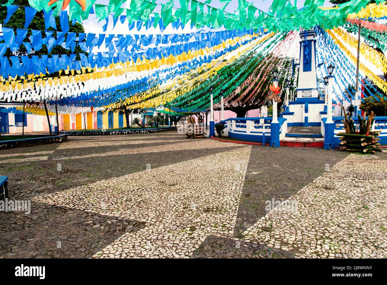 Vista di una piazza decorata per la Festa Junina de Sao Joao nella città di Taperoa in Bahia, Brasile. Foto Stock