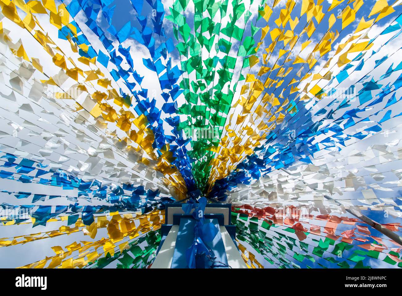 Vista di una piazza decorata per la Festa Junina de Sao Joao nella città di Taperoa in Bahia, Brasile. Foto Stock