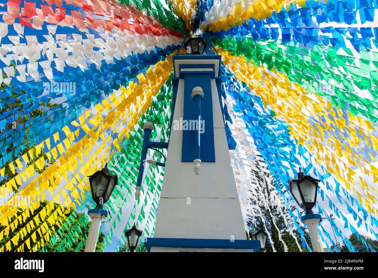 Vista di una piazza decorata per la Festa Junina de Sao Joao nella città di Taperoa in Bahia, Brasile. Foto Stock
