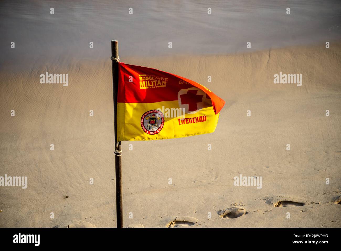 Bandiera della barca a vela con avviso di pericolo. Salvador città, Bahia stato, Brasile. Foto Stock