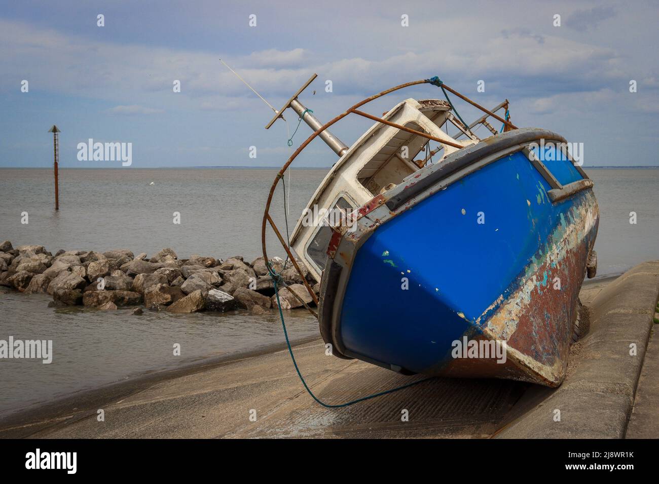 Barca marooned / nave alla spiaggia di Meols, Wirral Foto Stock