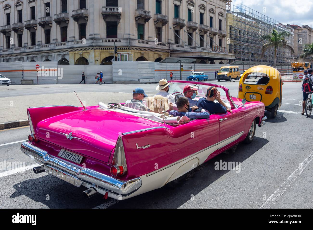 Taxi Classic Dodge Kingsway sul Paseo del Prado, l'Avana Vecchia, l'Avana, la Habana, Repubblica di Cuba Foto Stock