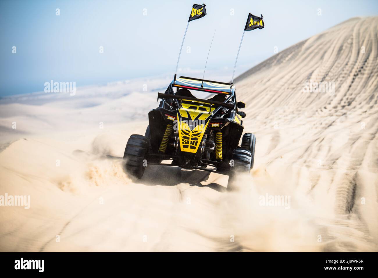 Doha, Qatar, 23 febbraio 2018: Fuoristrada buggy tra le dune di sabbia del deserto del Qatar. Foto Stock