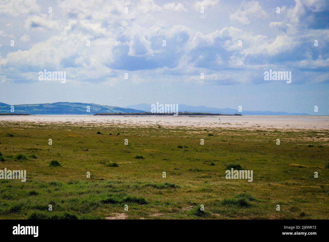 Vista verso Hilbre Island / Welsh Coast da Hoylake Beach Foto Stock