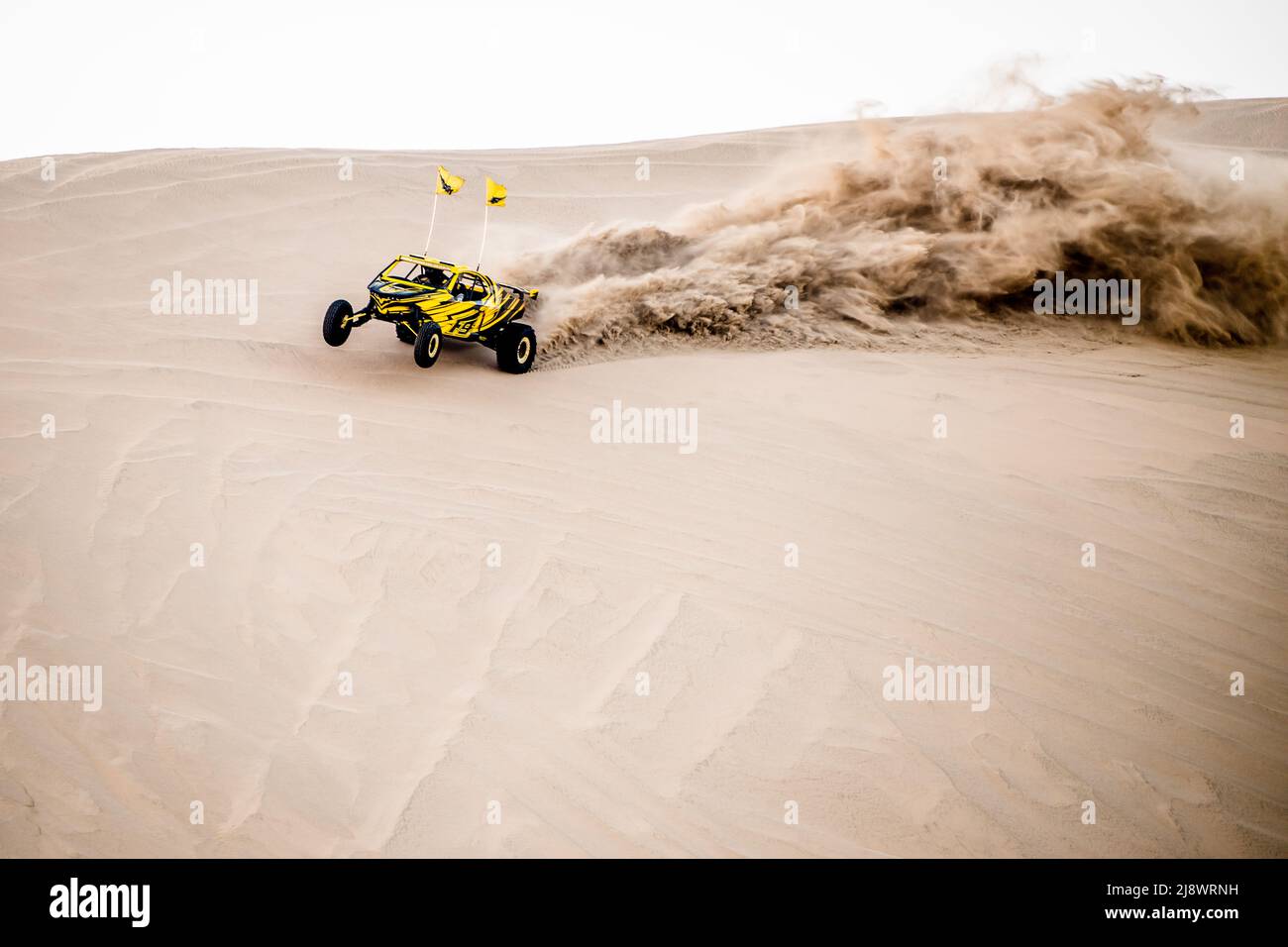 Doha, Qatar, 23 febbraio 2018: Fuoristrada buggy tra le dune di sabbia del deserto del Qatar. Foto Stock
