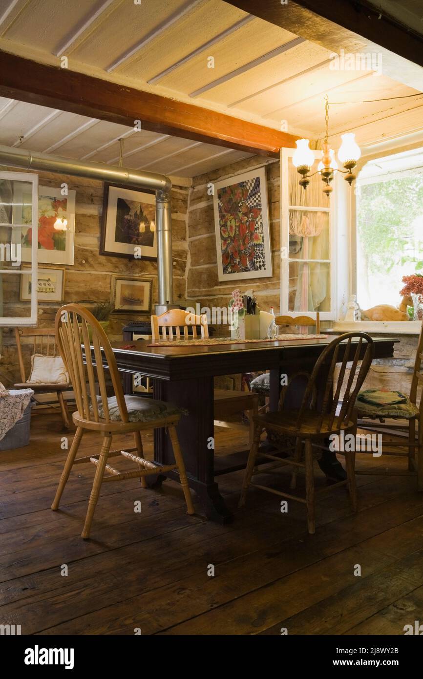 Antico tavolo da pranzo e sedie in sala da pranzo all'interno della vecchia casa canadiana 1780 stile cottage in legno. Foto Stock