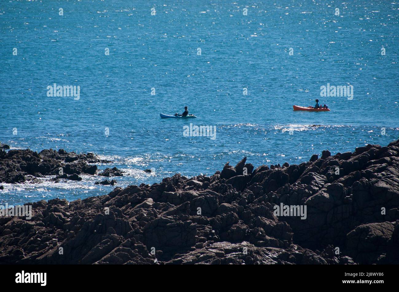 2 kayakers a Vazon Bay - Guernsey Foto Stock