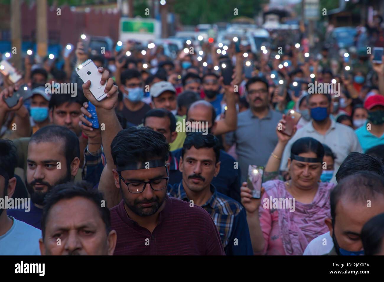 I Kashmiri Indù, localmente conosciuti come 'pandit', tengono delle torce mobili durante la protesta a Budgam contro l'uccisione di Rahul Bhat un dipendente del governo che è stato ucciso da sospettati ribelli all'interno del suo ufficio a Chadoora Budgam. Mentre le autorità indiane hanno assicurato alla comunità Kashmiri Pandit che tutti i lavori e le questioni relative alla sicurezza saranno risolti tra una settimana, la comunità richiede il trasferimento dalla regione del Kashmir il più presto possibile, dicendo che non possono rischiare la loro vita per lavoro. (Foto di Faisal Bashir/SOPA Images/Sipa USA) Foto Stock