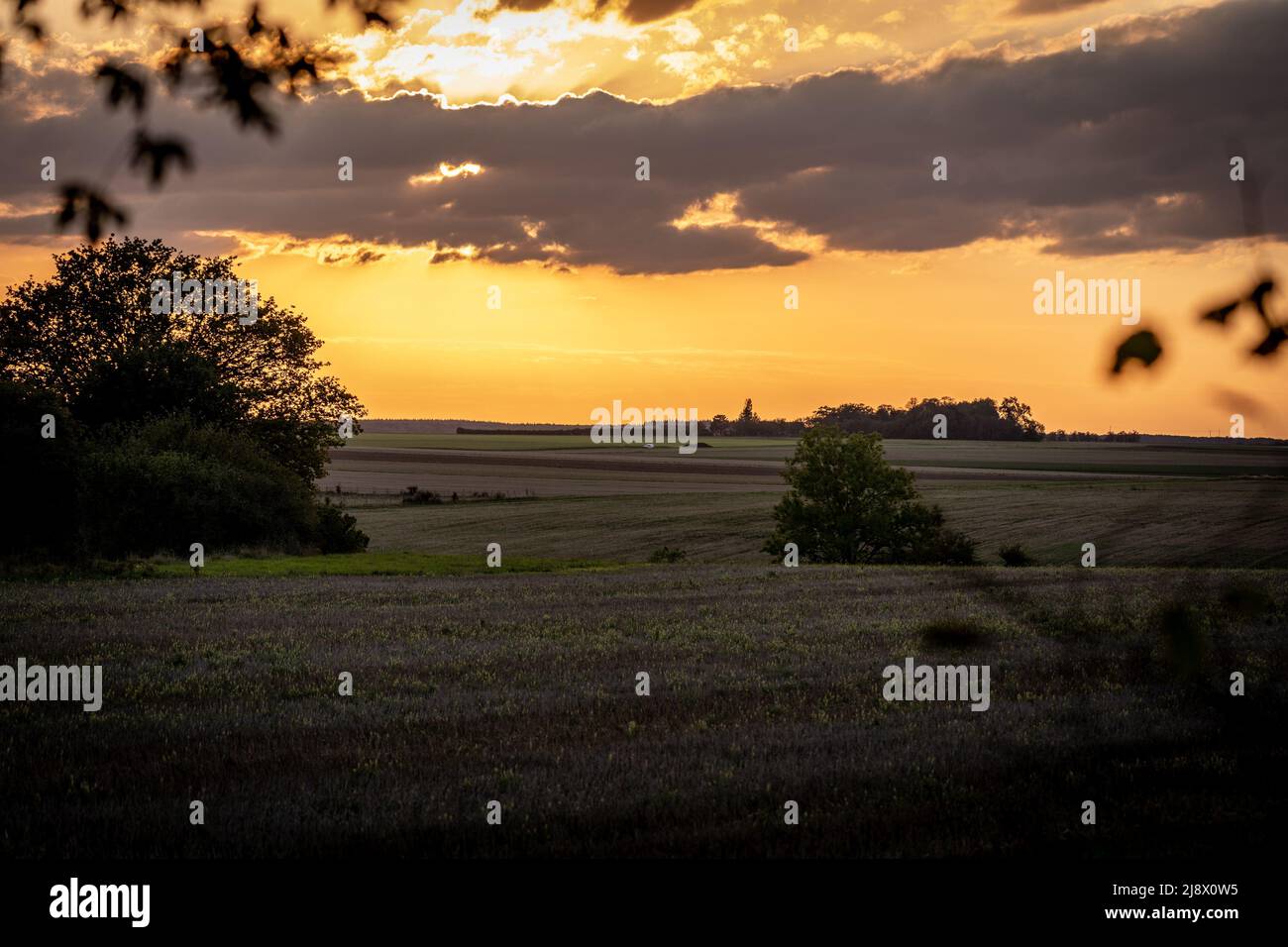 Bellissimo tramonto durante l'ora d'oro nel paese in Francia Foto Stock