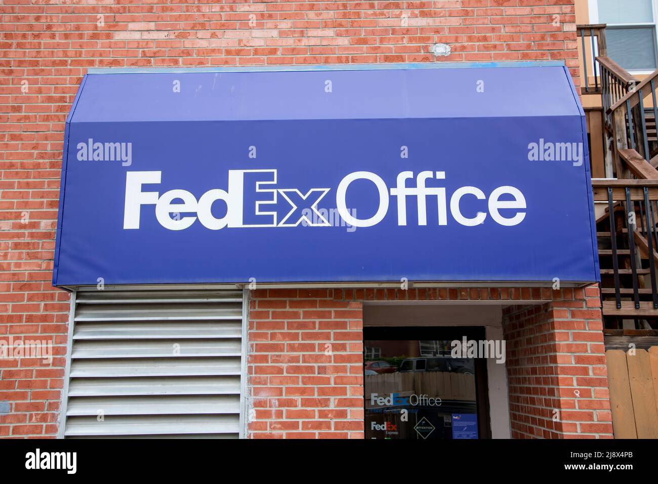 Lawrence, Kansas. Logo Fed-ex Office sulla tenda. Foto Stock