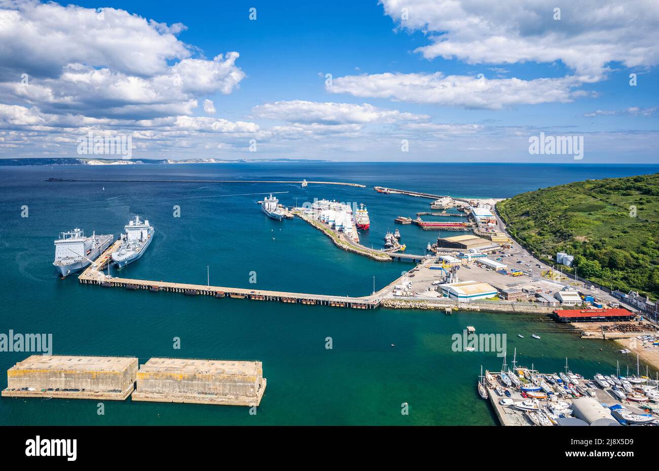 Porto di Portland e molo per navi da crociera da un drone, Weymouth, Dorset, Inghilterra, Inghilterra Foto Stock