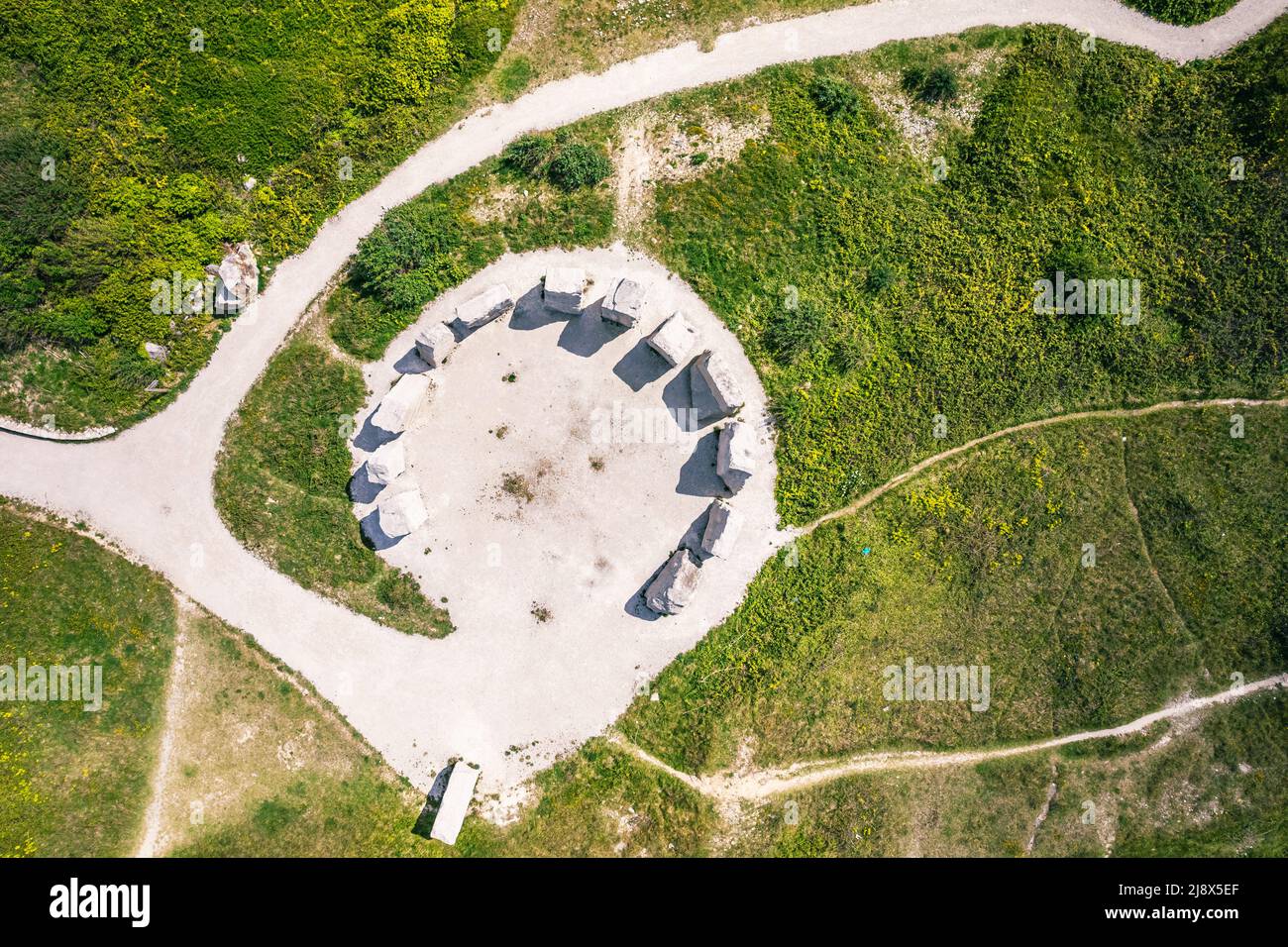 Memory Stones - Stone Circle sull'isola di Portland da un drone, Weymouth, Dorset, Inghilterra, Europa Foto Stock