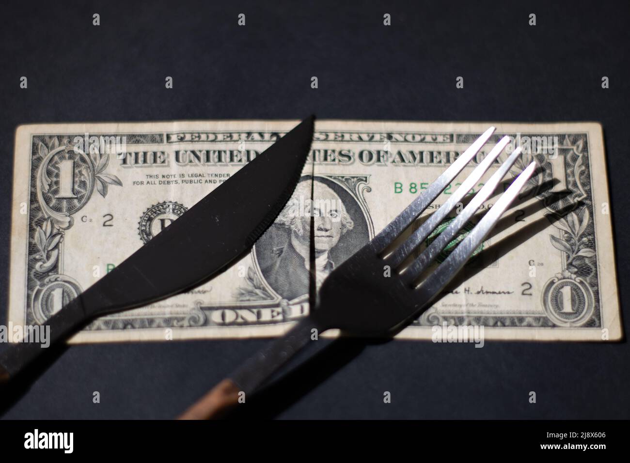 Forcella e coltello su $1 Foto Stock