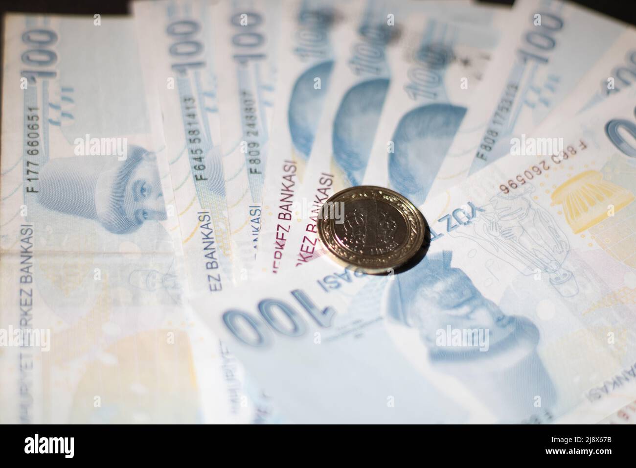 Una moneta e 100 tagli. Foto Stock