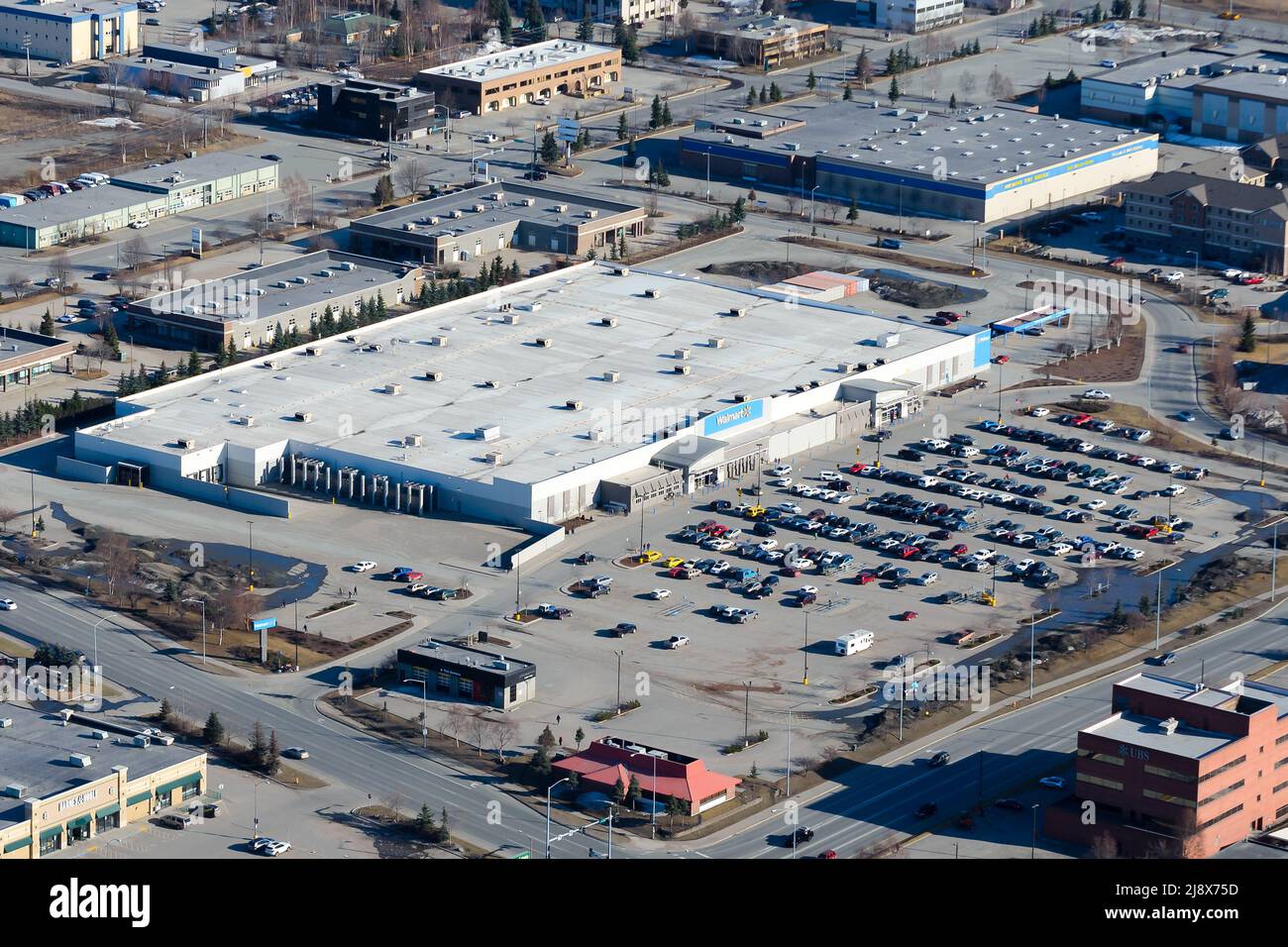 Walmart Supercenter ad Anchorage. Grande negozio Walmart ad Anchorage, Alaska. Panoramica aerea di Walmart Supercenter. Foto Stock