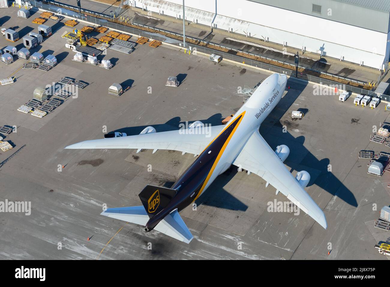 UPS Cargo Boeing 747 aereo parcheggiato. Aereo 747-8F carico volante per United Parcel Service. Aereo da freighter di UPS Airlines Cargo. Foto Stock