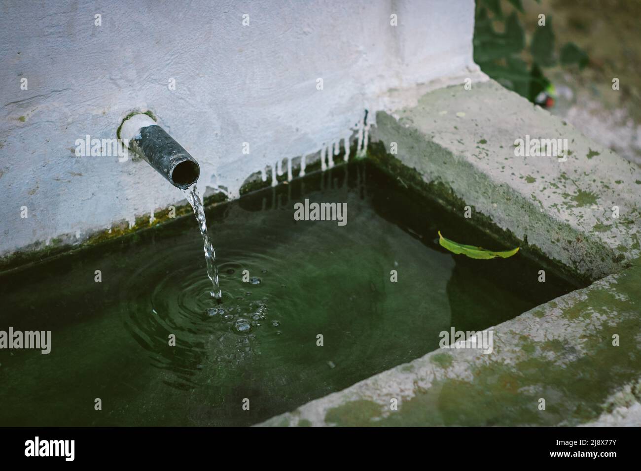 Una fontana del villaggio Foto Stock