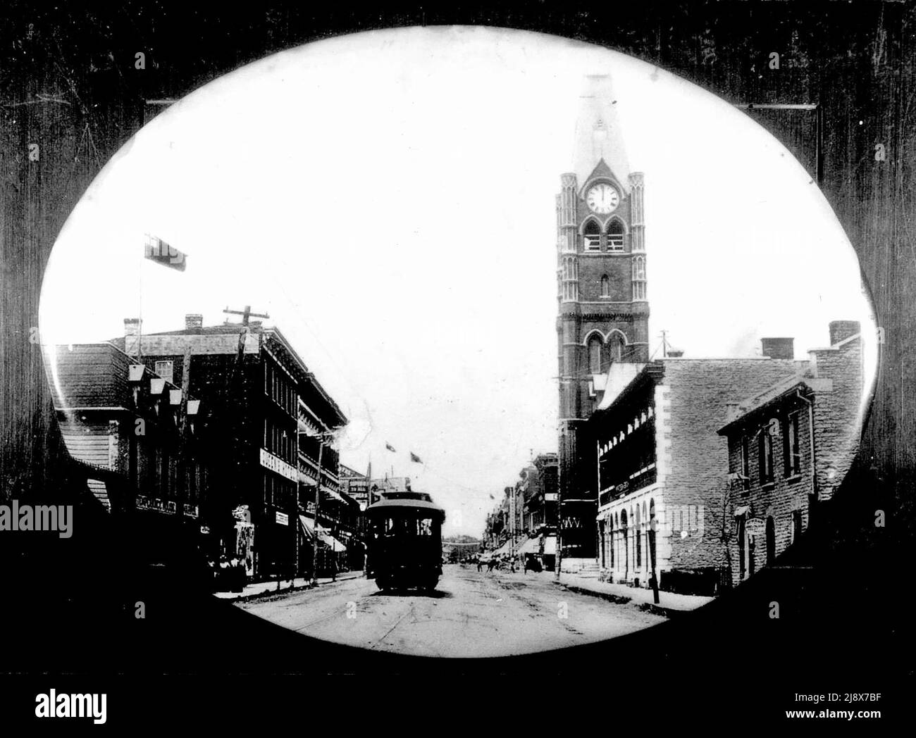 Vista che mostra il municipio, l'edificio di Jamieson Bone, il Queen's Hotel e un tram, guardando a nord su Front Street a Belleville, Ontario ca. 1875 Foto Stock
