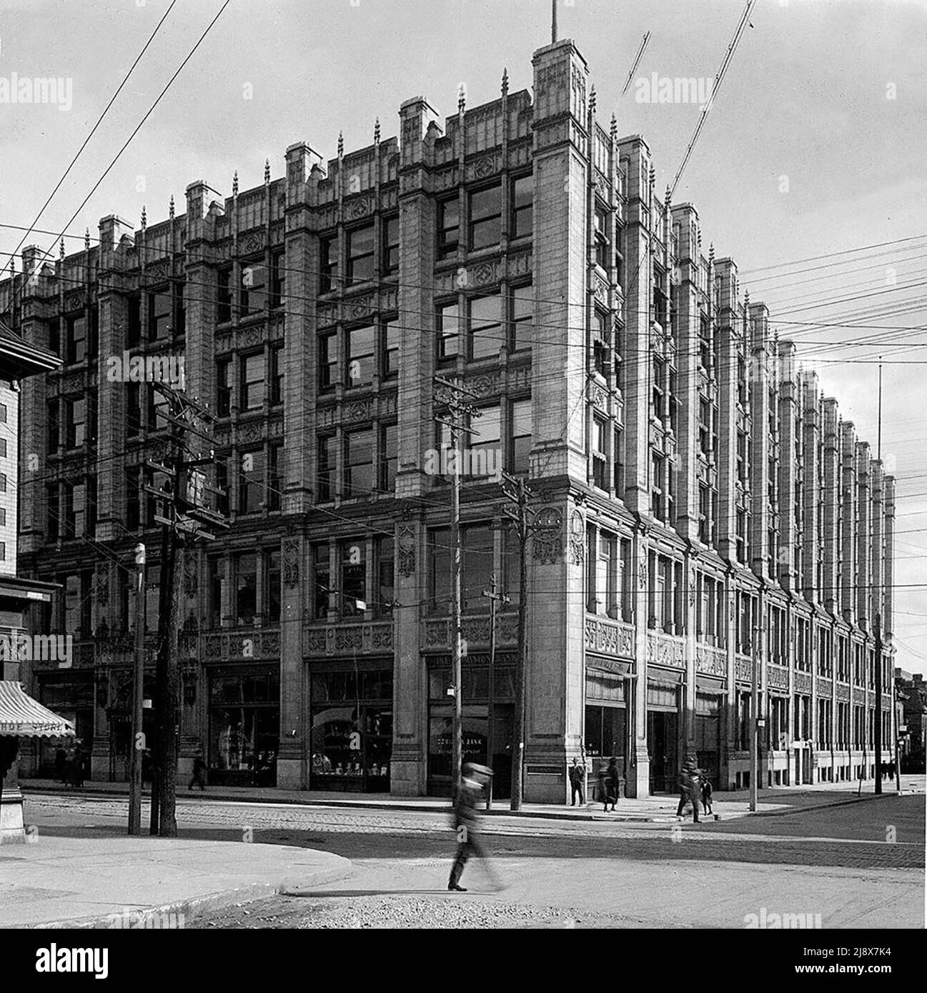 299 Queen Street West, poi gli uffici della Chiesa Metodista, angolo sud-est di Queen Street e John Street (Toronto, Canada) ca. 1919 Foto Stock