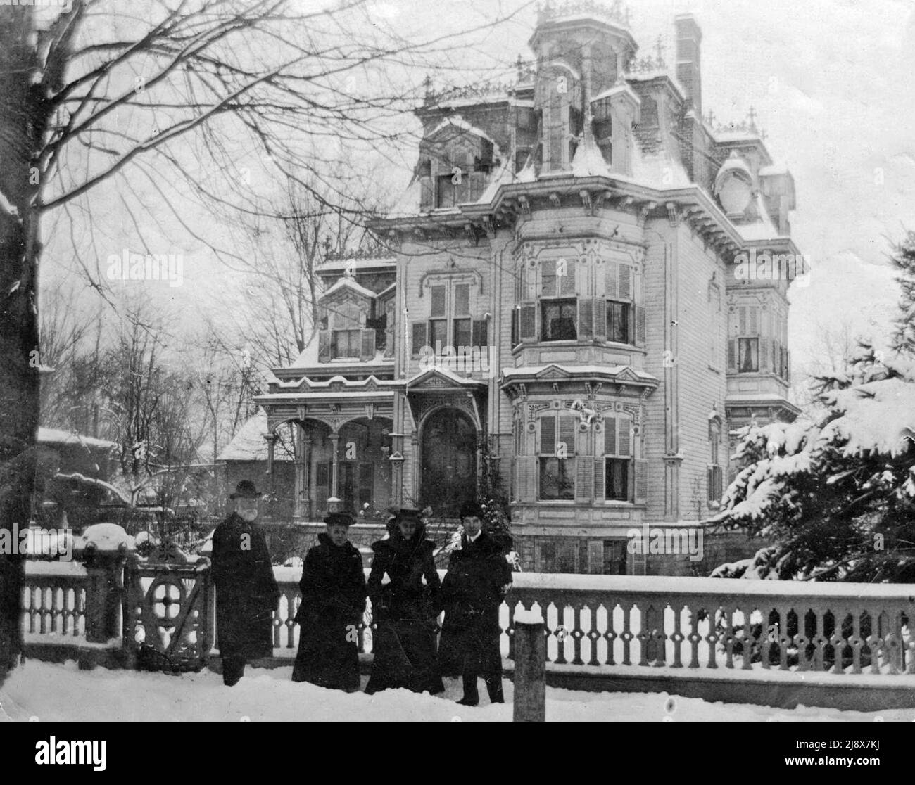 Foto di Mackenzie Bowell, due donne e un uomo che si trova fuori dalla casa di C. P. Holton su Charles Street a Belleville, Ontario, in inverno ca. 1890 Foto Stock