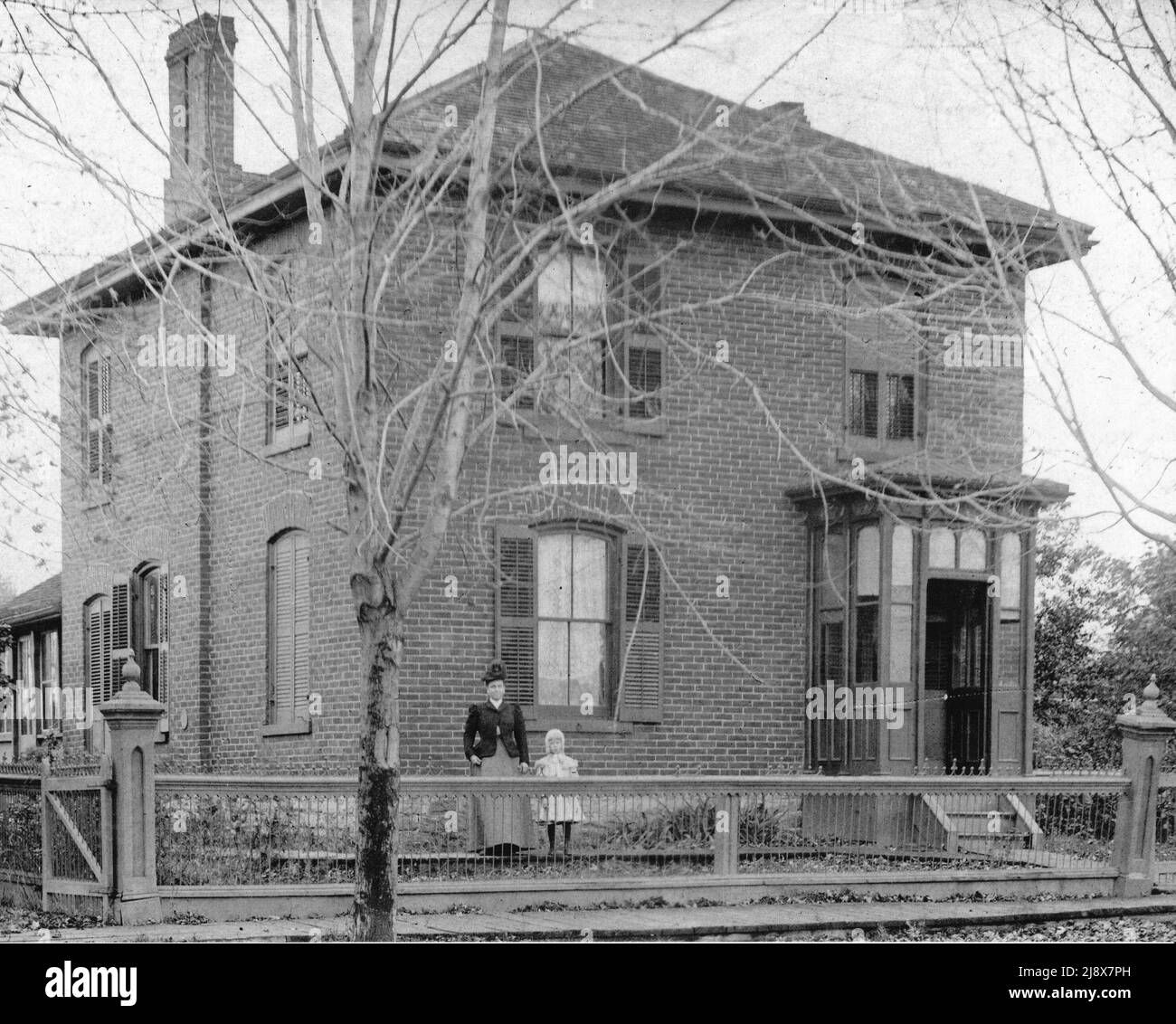 Frances Nicholson (ex Cummings), con sua figlia norma fuori 72 Geddes Street, Belleville, Ontario ca. 1900 Foto Stock