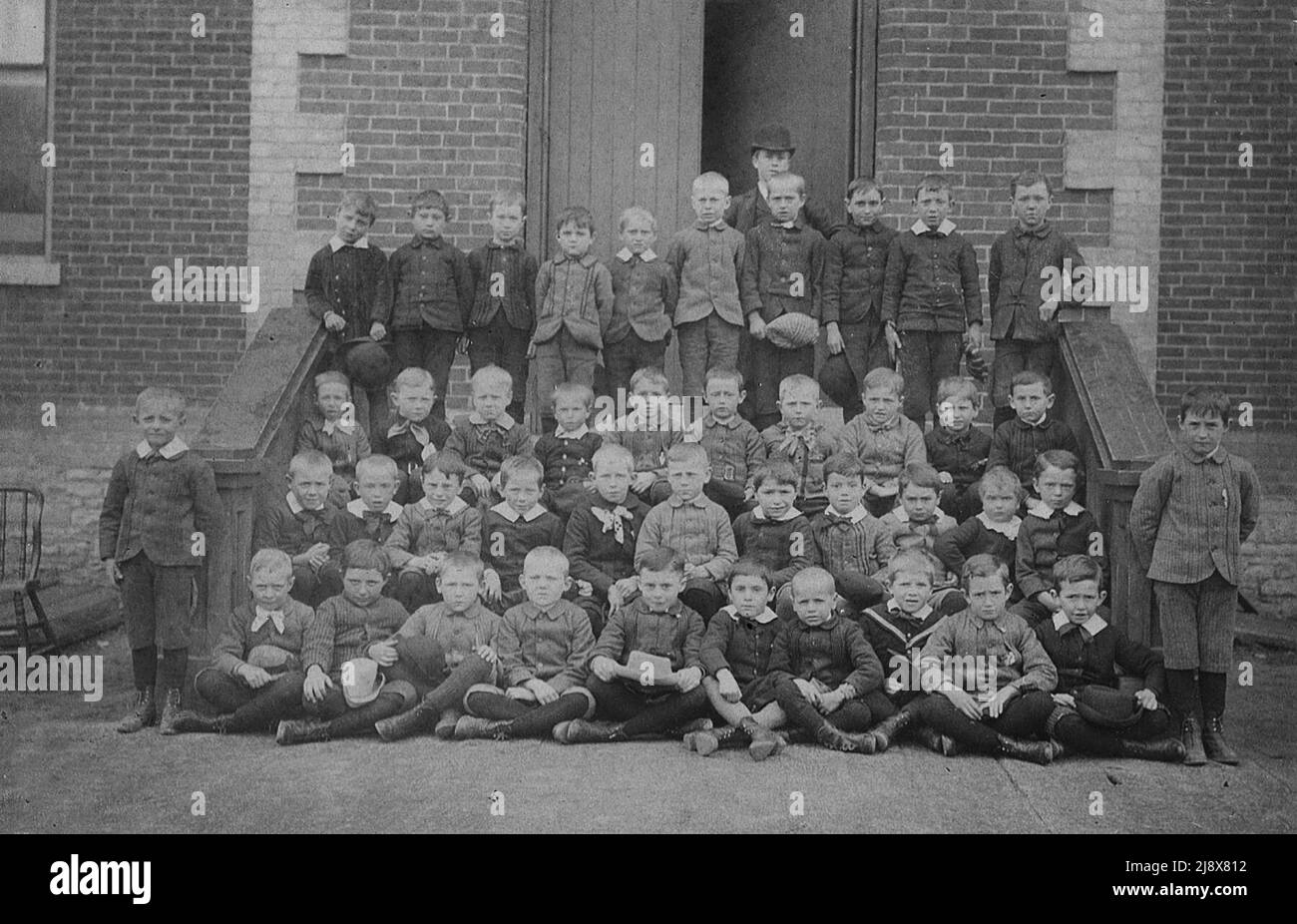 Bambini sui gradini della Queen Victoria School, Church Street, Belleville, Ontario ca. 1888 Foto Stock