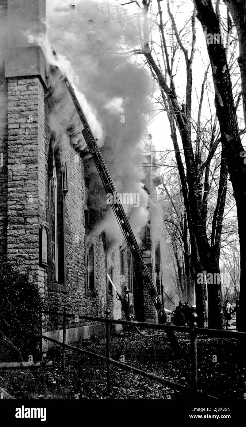 Vista laterale del fuoco a John Street United Church a Belleville, Ontario, il 31 ottobre 1935 Foto Stock