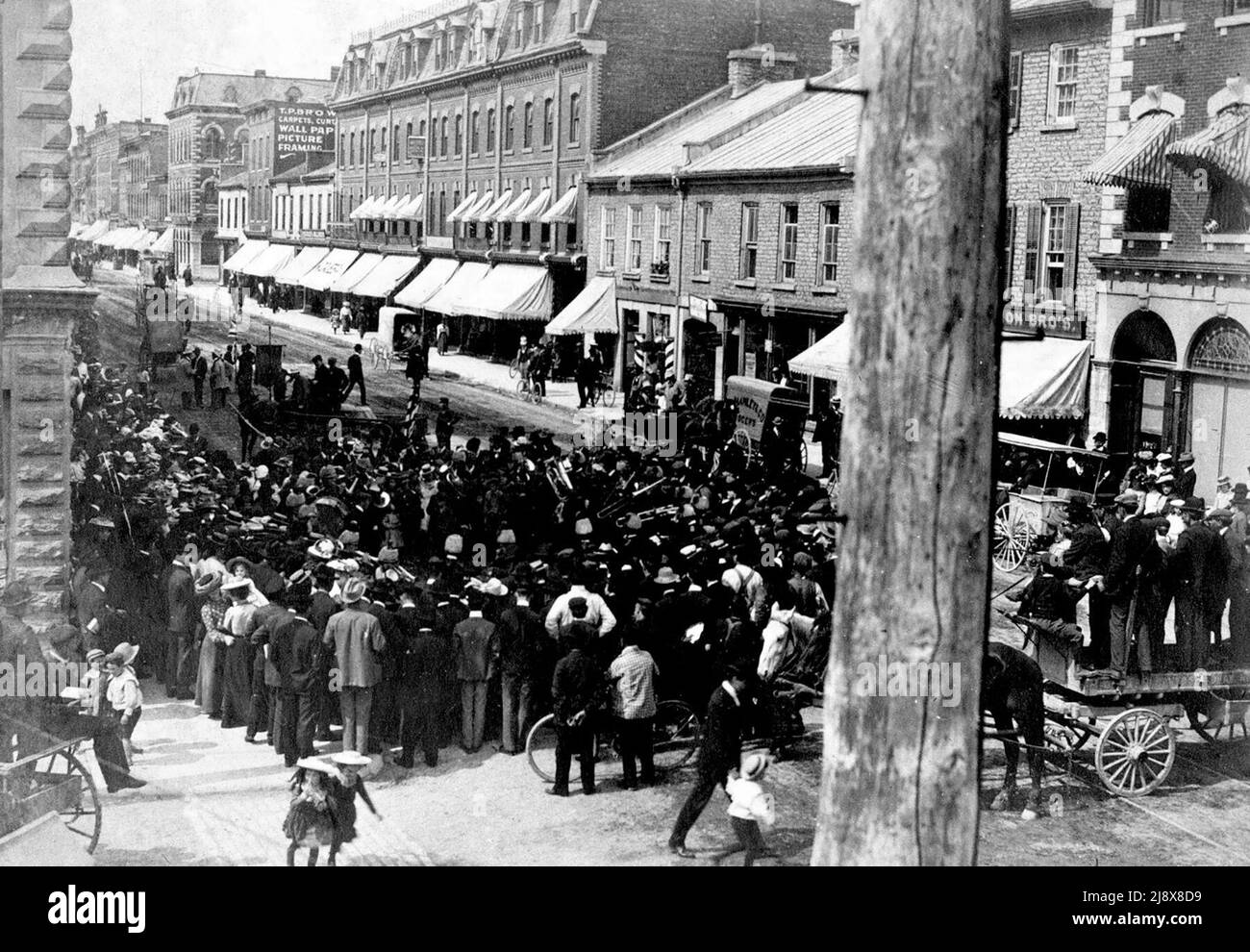 Questa foto è della Old Boys Reunion 1905 presa dall'angolo di Bridge & Front Streets a Belleville, Ontario, guardando verso nord-est ca. 1905 Foto Stock