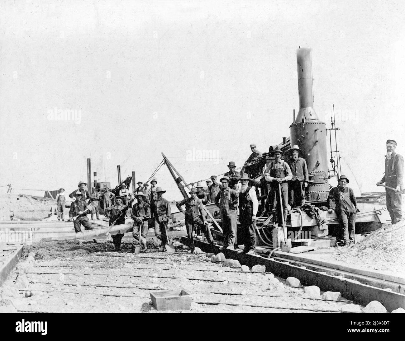 Costruire il Belleville Dock Party di uomini con le vanghe e macchinari costruire il molo a Belleville, Ontario ca. 1880 Foto Stock