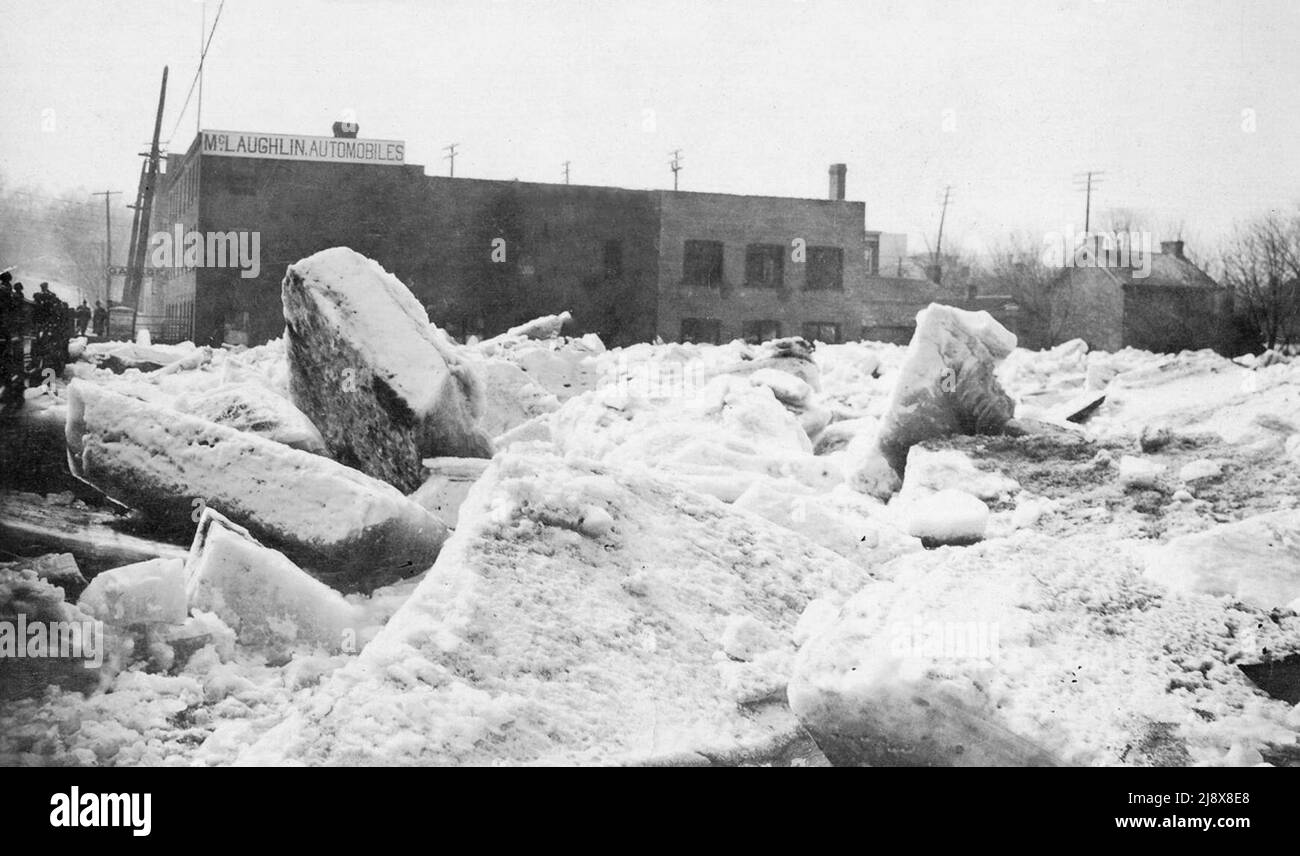 Dopo una marmellata di ghiaccio sul fiume Moira con l'edificio McLaughlin Automobiles sullo sfondo a Belleville, Ontario ca. 1918 Foto Stock