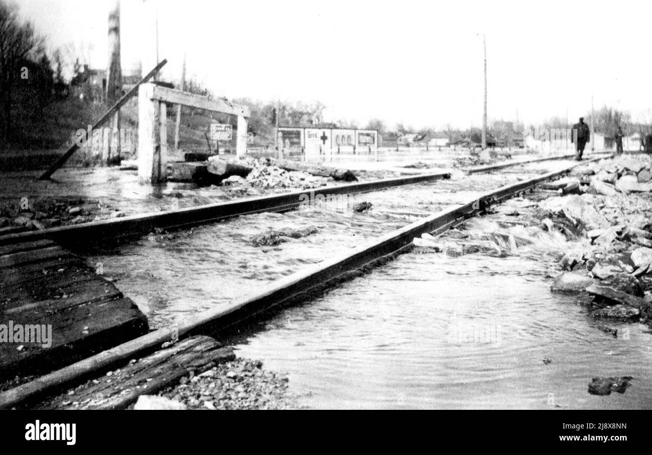 Binari ferroviari allagati a Belleville, Ontario ca. 1918 Foto Stock